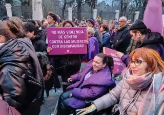 manifestación de CERMI Mujeres con carteles sobre violencia contra mujeres con discapacidad