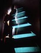 Una personas sube por una escalera imitando la progresión de la esclerosis lateral amiatrofica