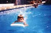 Un niño nadando en una piscina