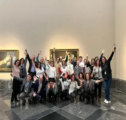 Fotografía de familia con los jóvenes de la Fundación Prodis y voluntarios de AXA que participaron en el Museo del Prado (Fuente: Fundación Prodis)
