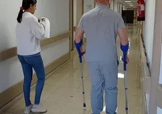 Uno de los paciente con lesión medular paseando por los pasillos del Hospital Nacional de Parapléjicos de Toledo (Fuente: Hospital Nacional de Parapléjicos de Toledo)
