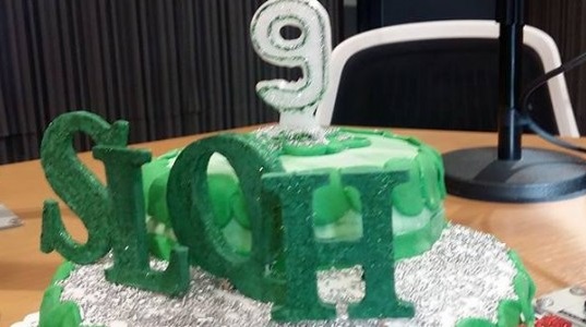 tarta en verde y blanco con número 9 e iniciales del programa SLQH