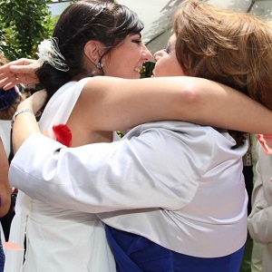 Tania abrazando a su madre