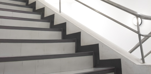 escaleras en el portal, una barrera para la accesibilidad en el hogar