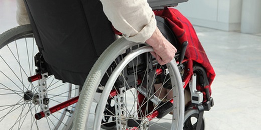 persona en silla de ruedas necesita accesibilidad en viviendas