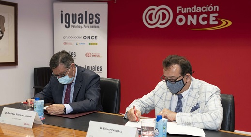 Responsable de ACIR y Fundación ONCE en la firma del acuerdo