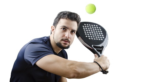 joven con pelota y raqueta practicando actividad física