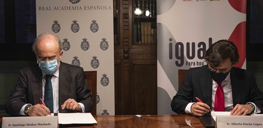 Santiago Muñoz Machado y Alberto Durán firmando por el acuerdo entre la Fundación pro-RAE y Fundación ONCE