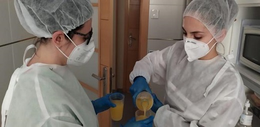 Dos enfermeras en una residencias