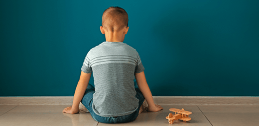 Niño con autismo afectado por la cuarentena y la importancia de la rutina