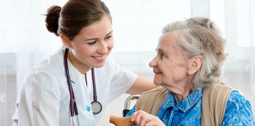 Mujer mayor con Alzheimer con su enfermera