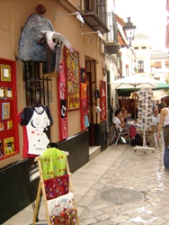 Calle de Sevilla con una tienda de souvenirs