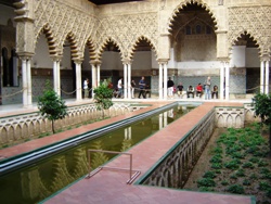 Patio de los Reales Alcazares con fuente en el centro