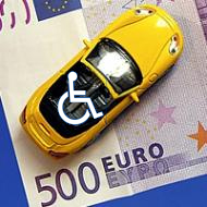 Un billete de 500 euros con un coche encima y el símbolo de discapacidad sobre el coche