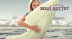 cartelera de soul surfer, de una chica con su tabla de surf