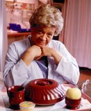 Adulto mayor con un menú para comer