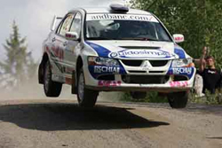 Automovilismo. Coche adaptado corriendo en un Campeonato