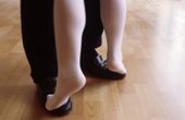 Niño bailando sobre los pies de un profesor, psicodanza