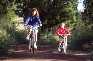 Madre e hijo montando en bicicleta