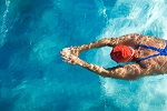 Una personas nadando en una piscina