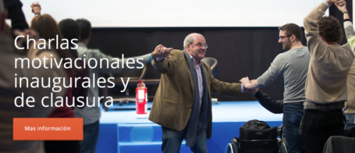 Juan en una de las charlas motivacionales junto al grupo de oyentes