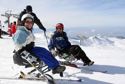 Personas practicando Esquí Adaptado