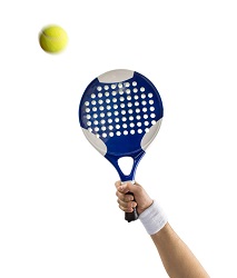 Una mano con una raqueta de pádel lanzando una pelota