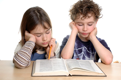 Dos niños estudiando