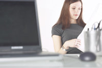 Una joven con un portatil