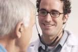 Doctor examinando a un paciente para estudiar el manejo de la Enfermedad que tiene