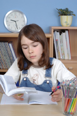 Una alumna realizando sus tareas en su pupitre. Sistema educativo: primaria