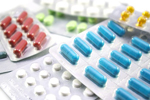 Pastillas de diferentes colores, medicamentos accesibles