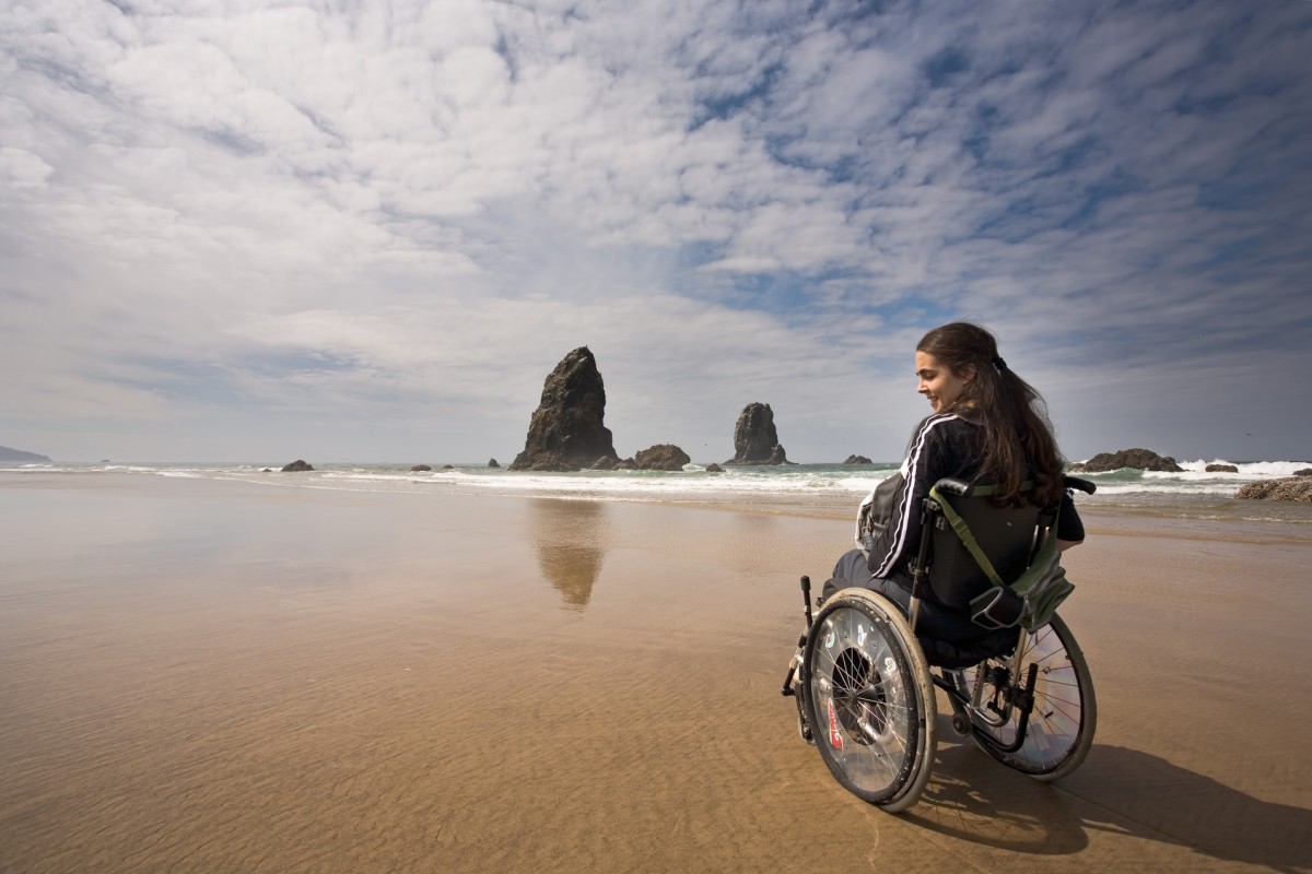 Una persona en silla de ruedas en una playa