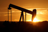 Maquinaria sancado petróleo de la tierra