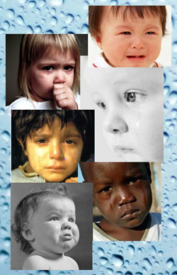 Distintas caras de niños tristes y llorando, emoción tristeza