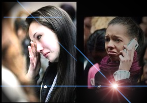 Dos mujeres tristes, una de ellas hablando por el móvil y con emoción de tristeza