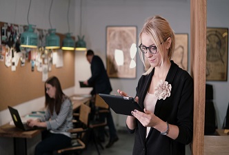 Mujeres en una oficina. Instituto de la mujer