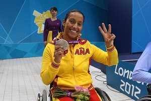 Teresa Perales con una medalla que acaba de ganar