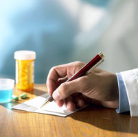 Médico haciendo una receta de una medicamento donde se aplicará el copago farmacéutico