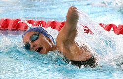 Deportista con discapacidad, practicando natación