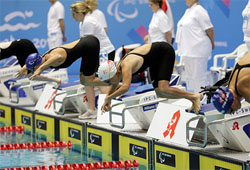 Grupo de nadadores con discapacidad preparados para salir en una competición de natación