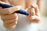 Una mujer se hace la prueba del azúcar en un dedo porque tiene la enfermedad de la diabetes, una de las enfermedades discapacitantes