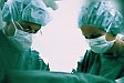 Dos cirujanos en el quirófano, realizando una operación de ostomías