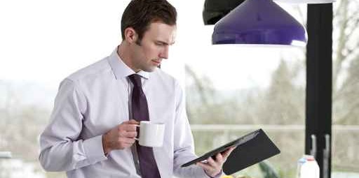 hombre con traje, viendo documentos, y con cafe, no recomendado para arritmia cardíaca