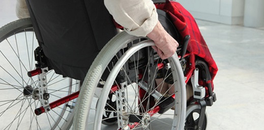 persona en silla de ruedas que precisa asistencia personal