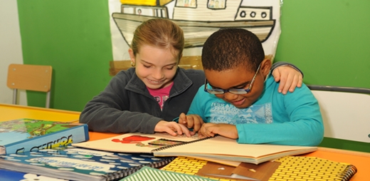 Imagen de dos niños utilizando material accesible para la atención educativa individualizada