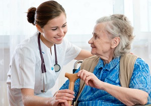 personal sanitario con mujer mayor