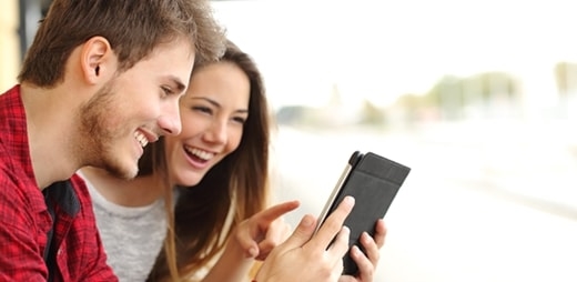 Dos estudiantes de bachillerato mirando una tablet