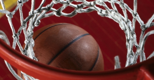 canasta con pelota de baloncesto