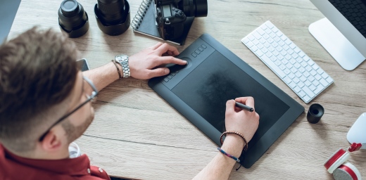 joven con su tablet para pedir ayudas para el emprendimiento de personas con discapacidad